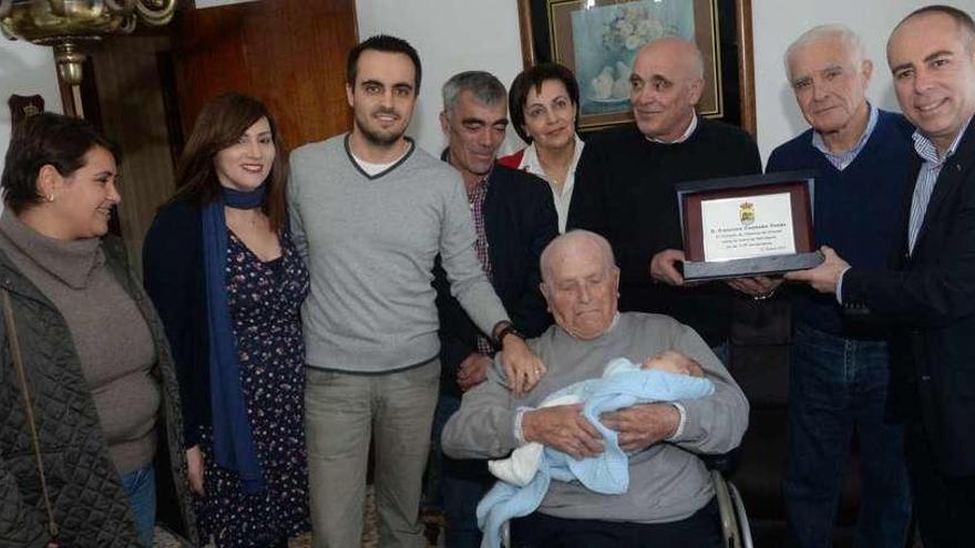 Francisco Caamaño rodeado de parte de su familia y de concejales de Vilanova en su casa de Corón. // Noé Parga