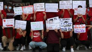 BARCELONA 13 04 2021 Icult  Los alumnos del Centre Profesional Dansa del Institut del Teatre protestan con una performance en el atrio del centro  No quieren que se vea sus caras  Cubriran sus caras con carteles en los que denuncian el trato de los profesores con frases que han escuchado de ellos  Institut del Teatre  Placa Margarida Xirgu  FOTO de RICARD CUGAT