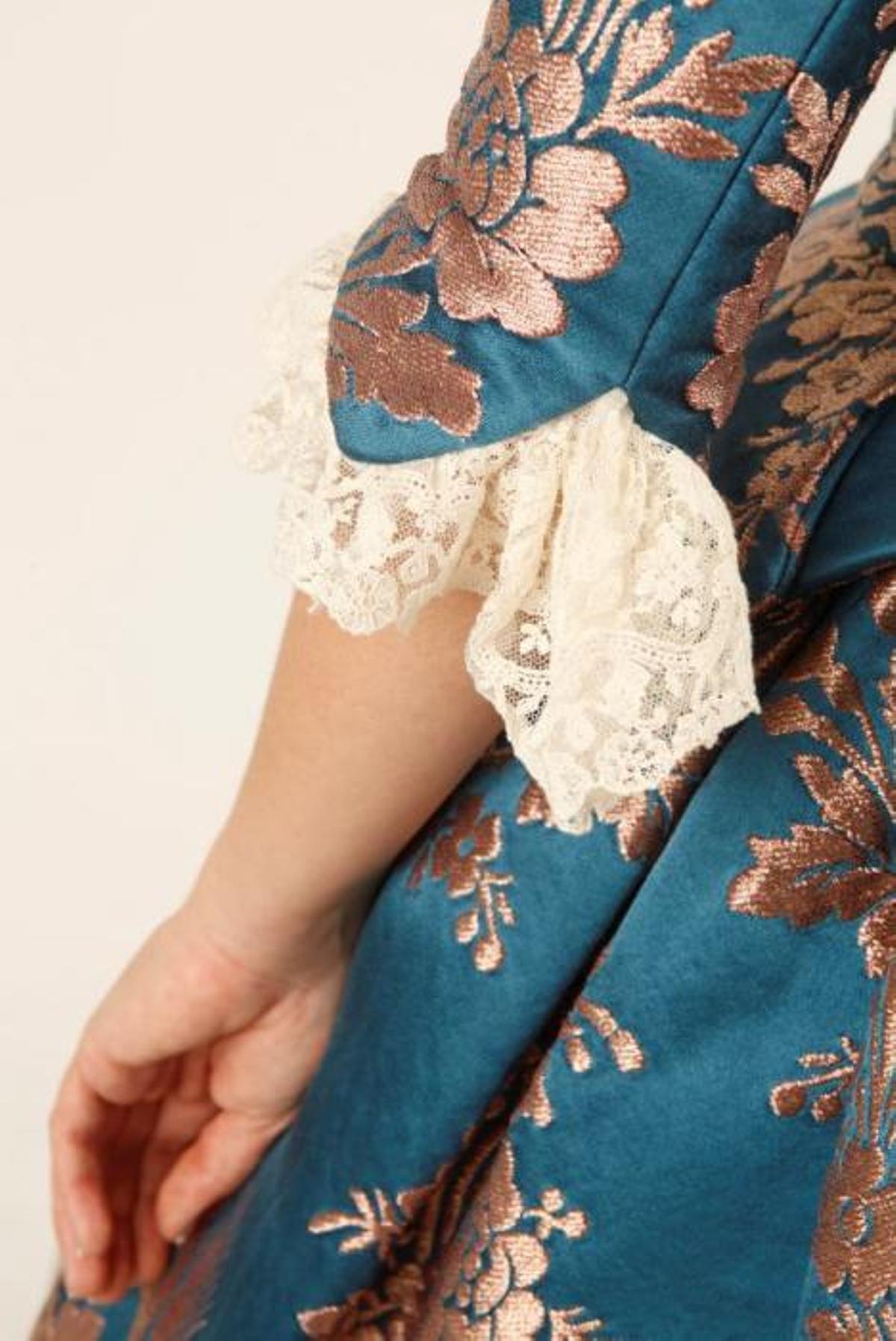 A pesar de no ser su primer traje como fallera mayor de su comisión, era muy especial para ella y con el que se dio a conocer: lo lució durante las pruebas y elección de corte en la Fonteta. Curiosamente el traje se llama como su comisión: «San José», en color Azul Prusia. Por lo que, como ella misma dice, le ha acompañado en todas las ocasiones especiales y le ha traido suerte. Es, sin duda, «su» traje.