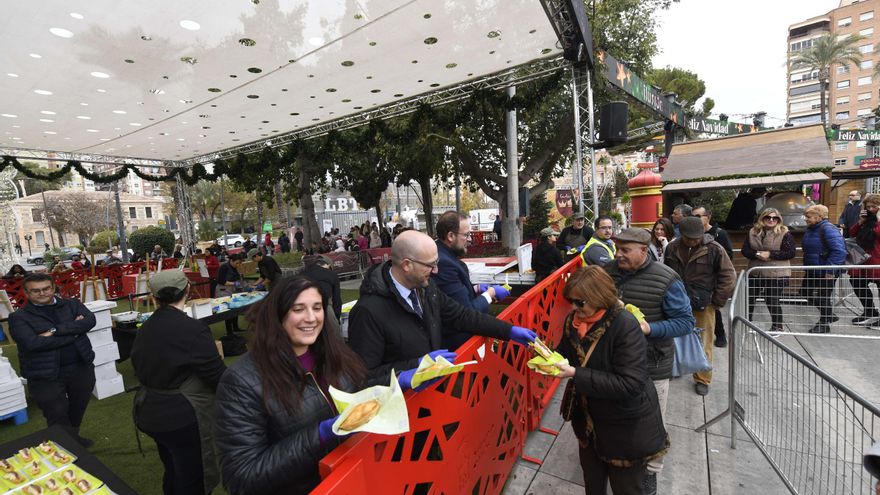 Reparto de pasteles de carne y marineras en la Plaza Circular de Murcia