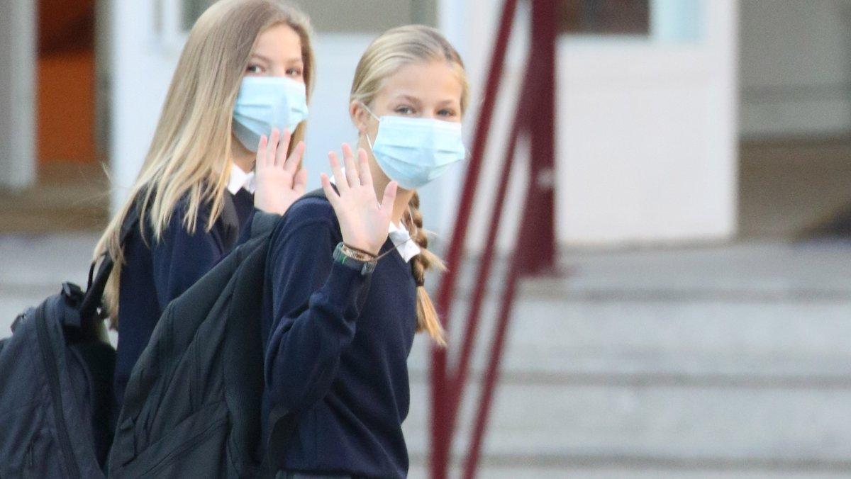 Leonor comenzó las clases en el colegio Santa María de los Rosales, en Aravaca, Madrid, el pasado 9 de septiembre, y su hermana, la infanta Sofía, dos días después. Las hermanas cursan cuarto y segundo de la ESO, respectivamente.