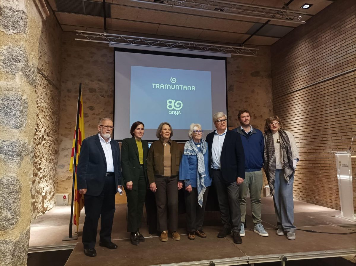 Els representants del Grup Tramuntana amb l'alcaldessa i l'exalcalde de la Jonquera