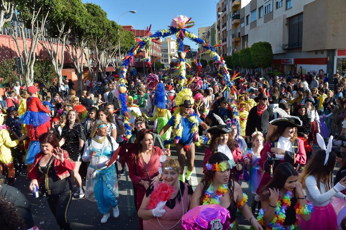 Una multitud de personas disfrutan del Carnaval de Telde
