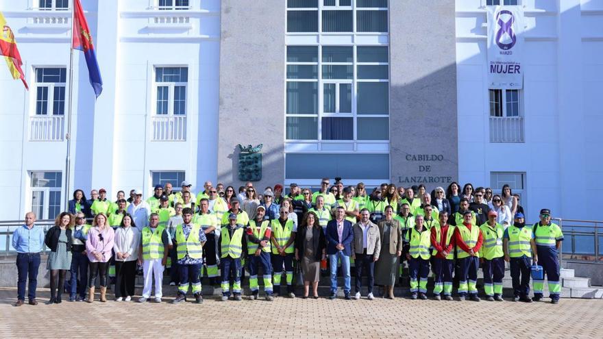 Foto de autoridades y personal contratado en los planes de empleo municipales, ayer, ante el Cabildo.