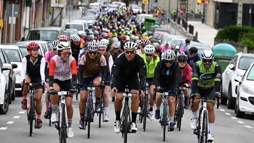 Un campeón del Tour de Francia coge la bici en Asturias: así fue la carrera cicloturista de moda