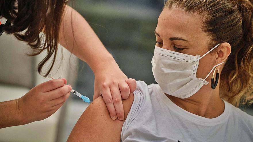 Imagen de archivo de una vacunación en Santa Cruz de Tenerife.
