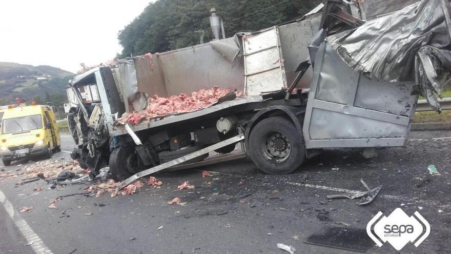 Dos camiones colisionan a la altura de Casas del Puente, en Salas