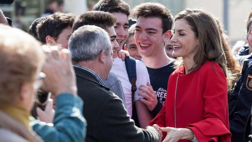 Doña Letizia saluda a un grupo de personas, entre ellas varios estudiantes, ayer a su llegada a Soria.