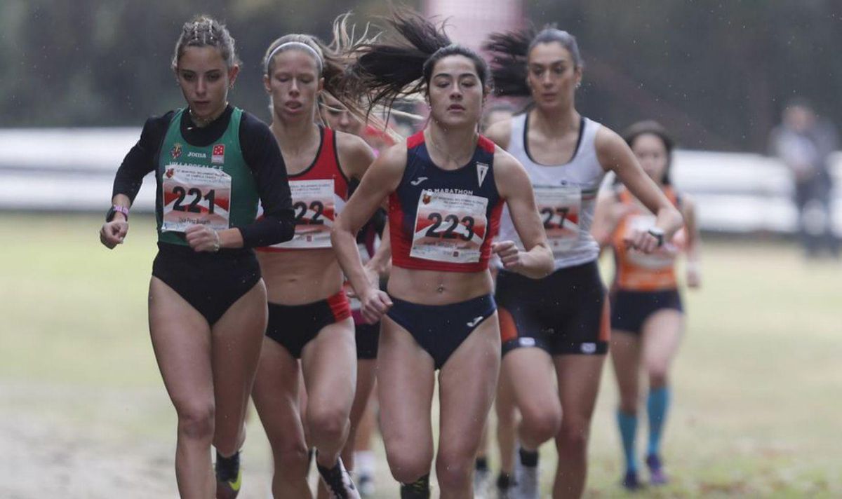 La cabeza de carrera en la prueba femenina sénior. | // R. GROBAS