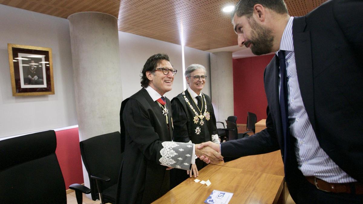 José Ángel Antelo saluda al presidente del TSJ, Miguel Pasqual del Riquelme, este viernes durante el acto de la apertura del año judicial.