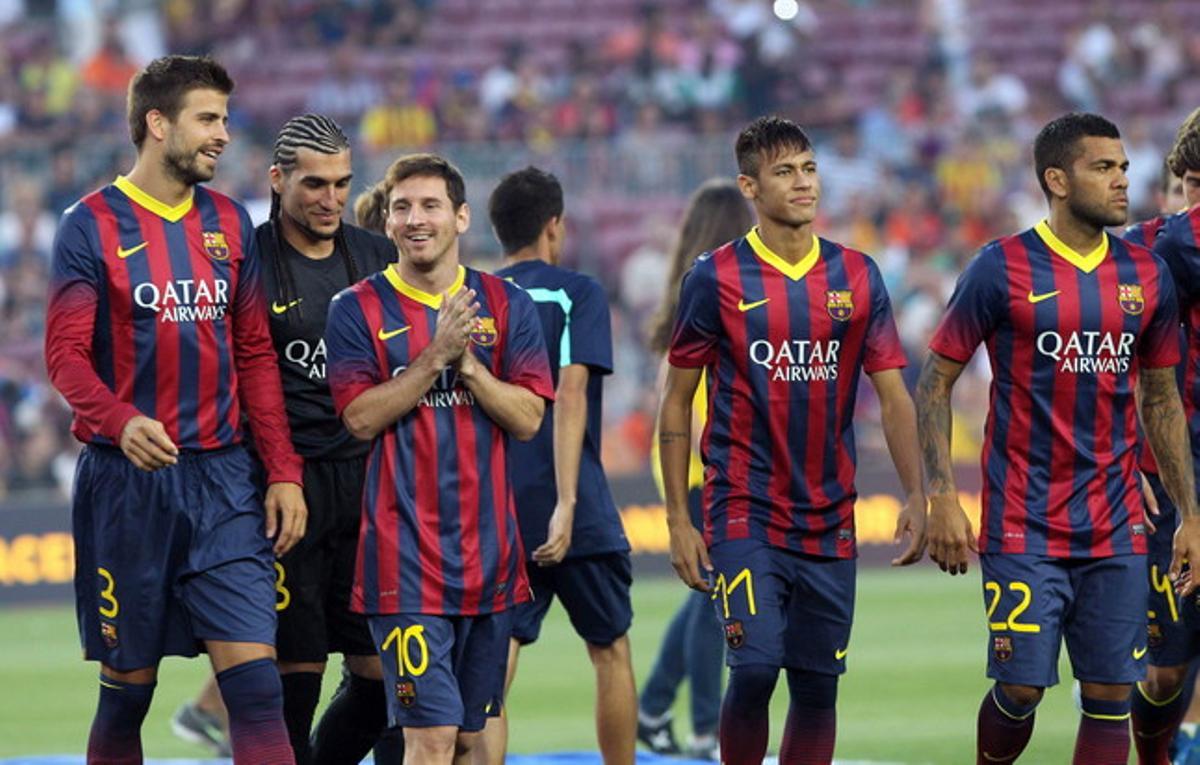Piqué, Messi, Neymar i Alves durant la presentació de la plantilla per a la pròxima temporada al Camp Nou aquest agost.