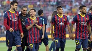 Piqué, Messi, Neymar i Alves durant la presentació de la plantilla per a la pròxima temporada al Camp Nou aquest agost.