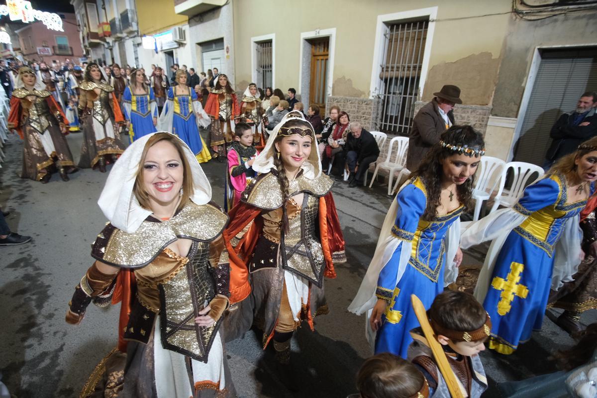 La alcaldesa de Monforte del Cid desfilando con la comparsa de Cristianos.