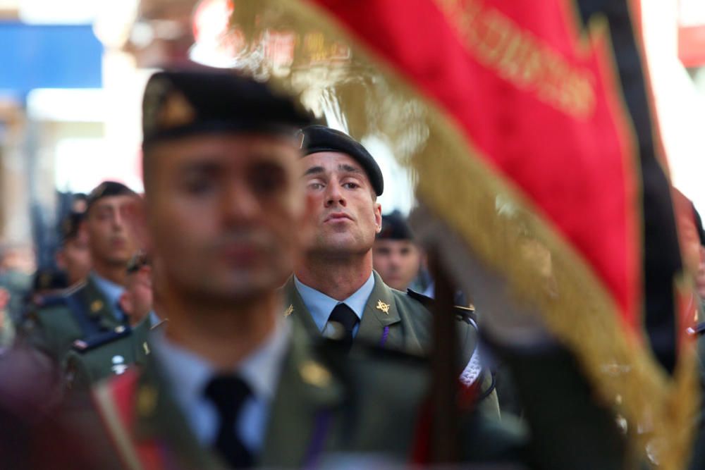 Los paracaidistas han trasladado la imagen por las calles del centro, para acabar con su entronización en la iglesia de San Juan