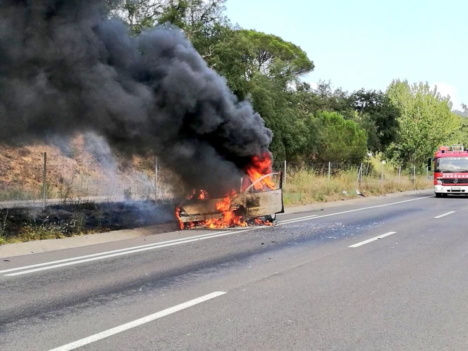 Un cotxe s''incendia a la C-65 i provoca grans retencions