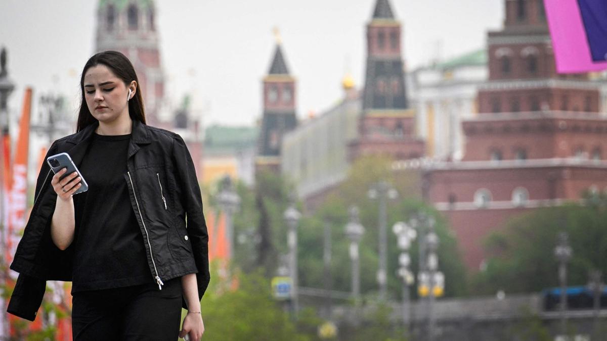 Una mujer camina frente al Kremlin en Moscú el 23 de abril de 2025.
