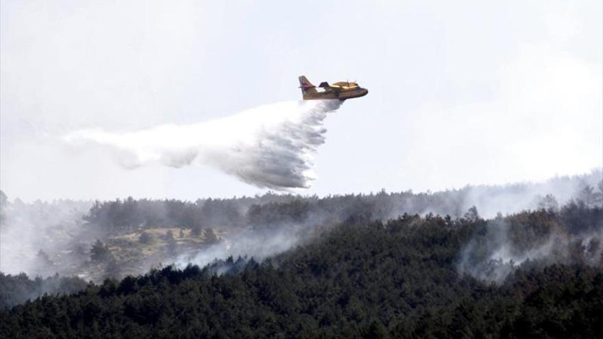 Los fuegos de La Granja y Miraflores, aún sin control, queman 600 hectáreas