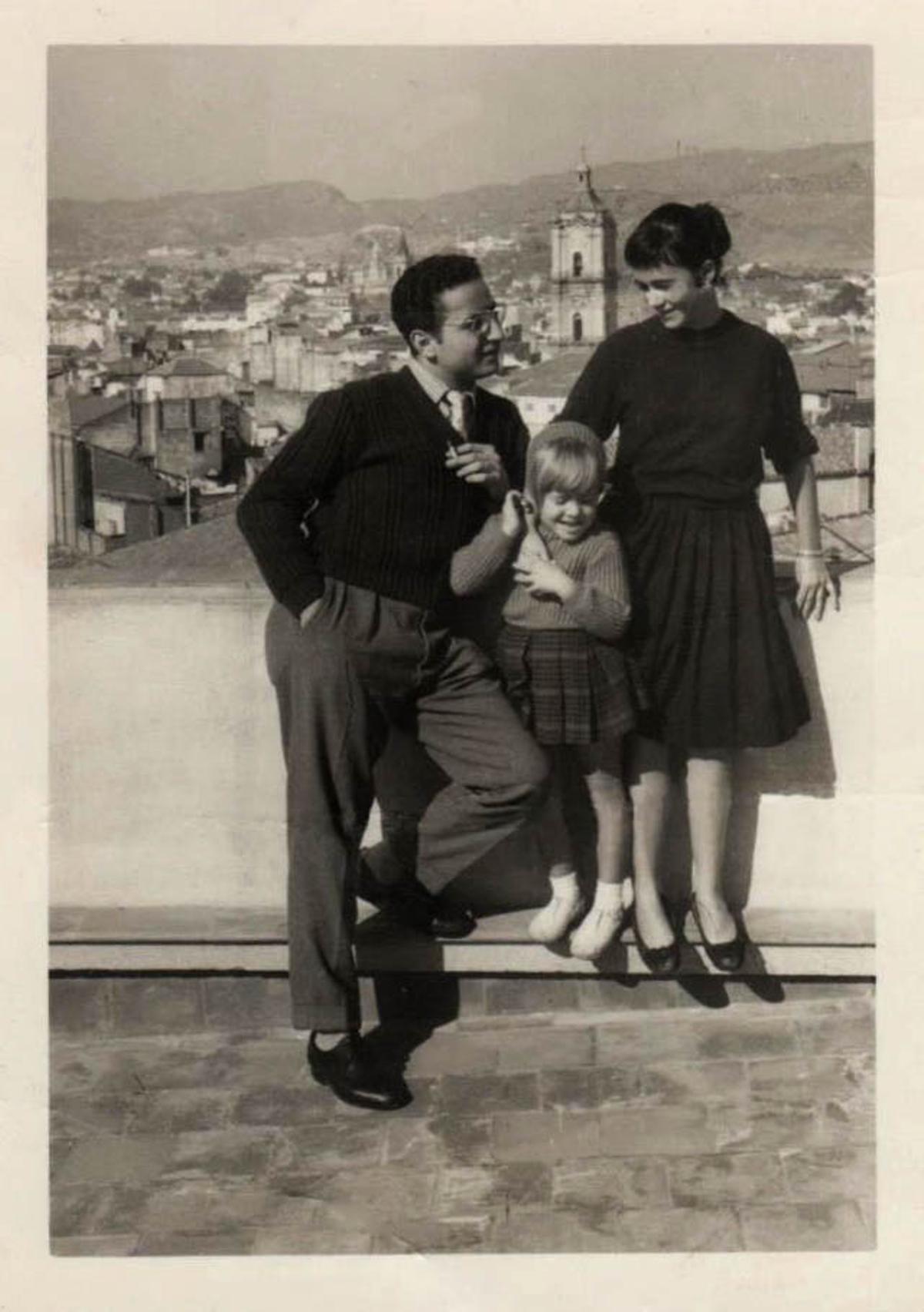 Lola Acosta, en la terraza de su casa en la Acera de la Marina, en 1958, con su hermana Pilar y su cuñado Pepín.