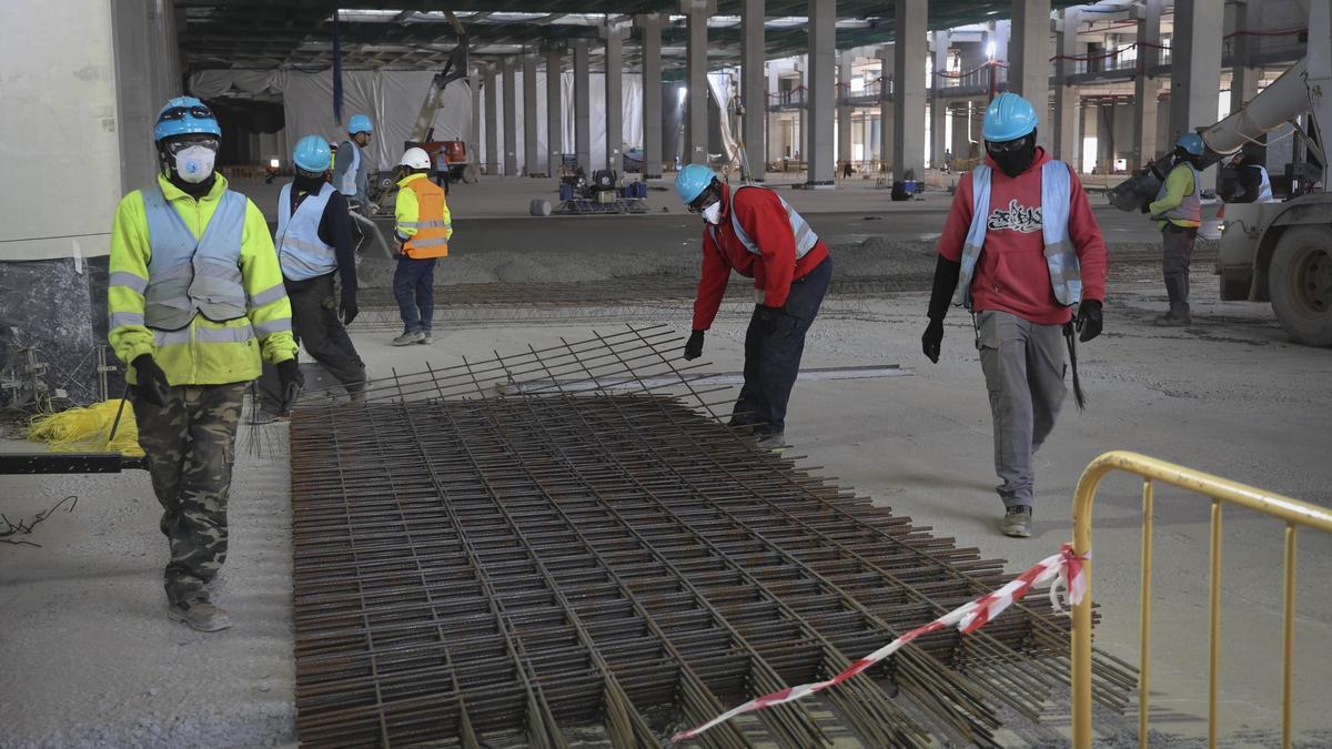 Trabajadores en la gigafactoría de PowerCo en Parc Sagunt II.