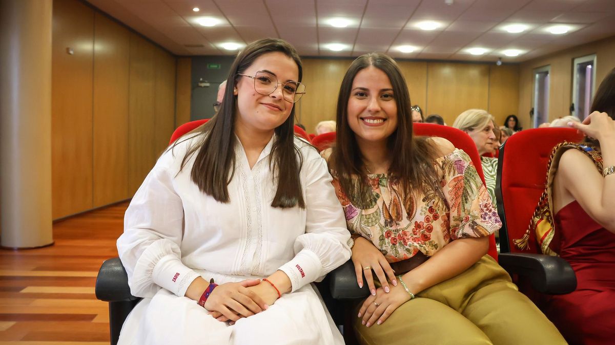 La reina, Inés Ramón (i), junto a la dama de honor, Paula Rubio.