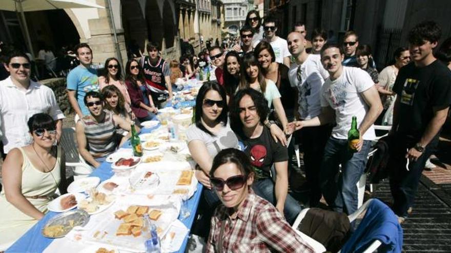 Ambiente en la calle Galiana a primera hora de la tarde. | mara villamuza