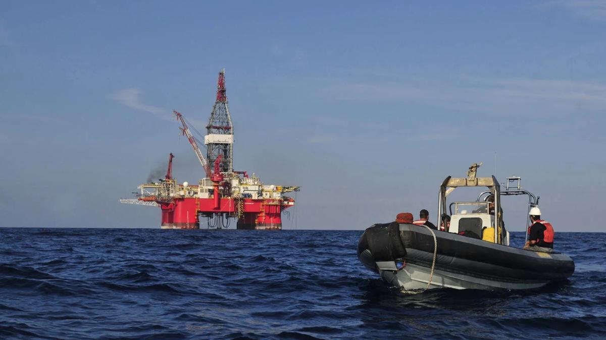 Un grupo de miembros de Greenpeace se acerca a una plataforma petrolera.