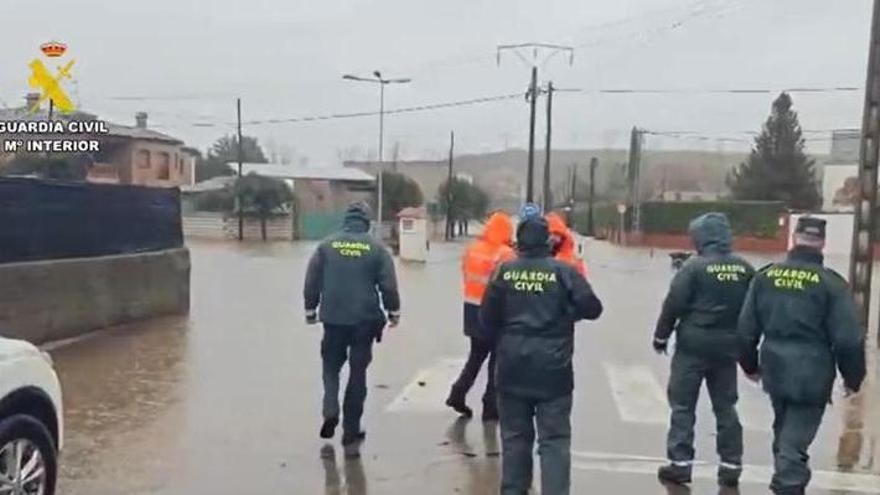 Una calle de Burguillos y algunas casas aisladas en Badajoz siguen desalojadas por riesgo de inundación