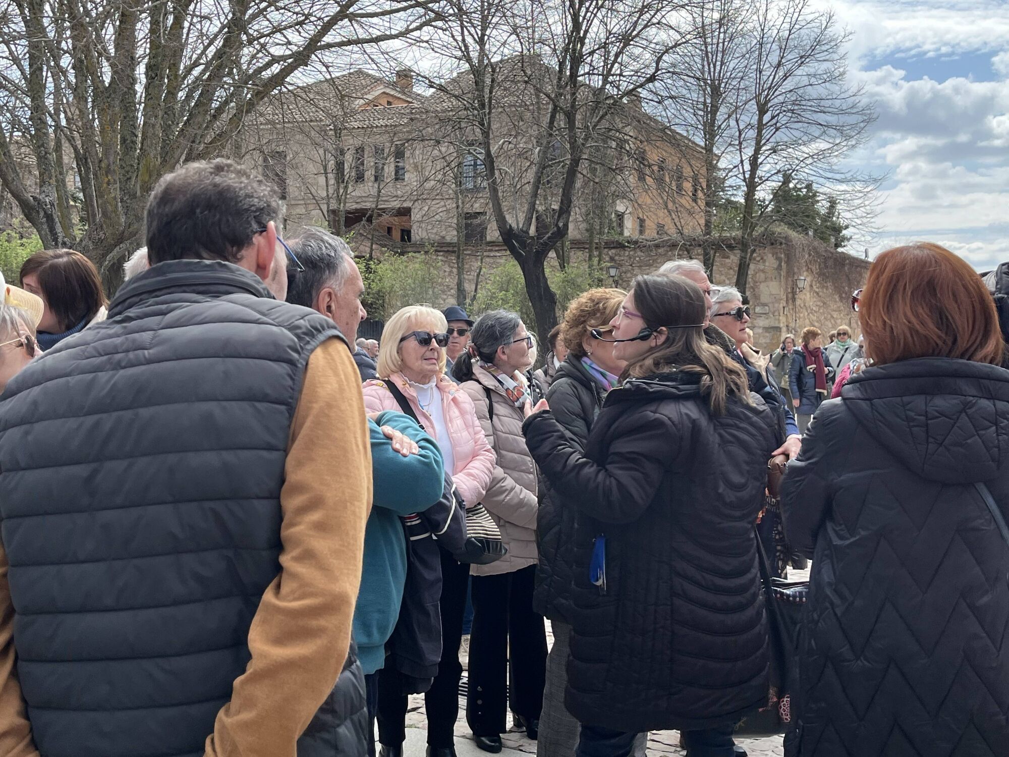 Un grupo de visitantes atiende las indicaciones de una guía turística.