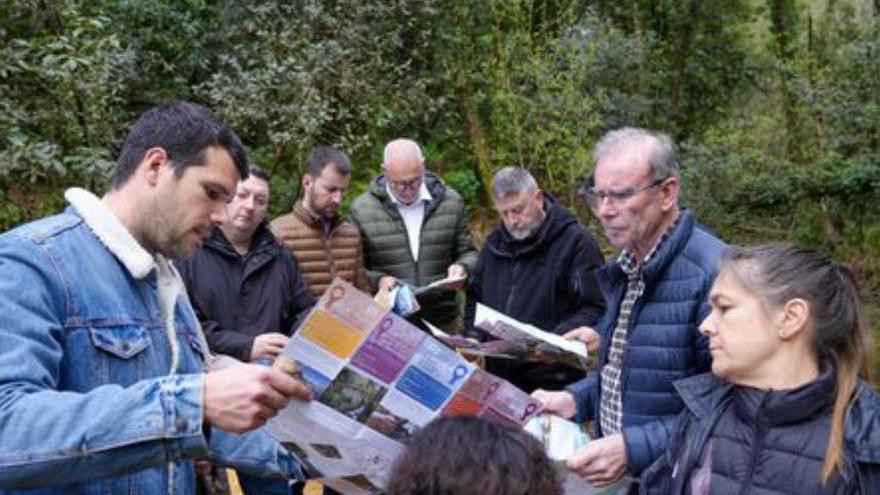 Miño edita folletos turísticos con cinco rutas de senderismo por el municipio