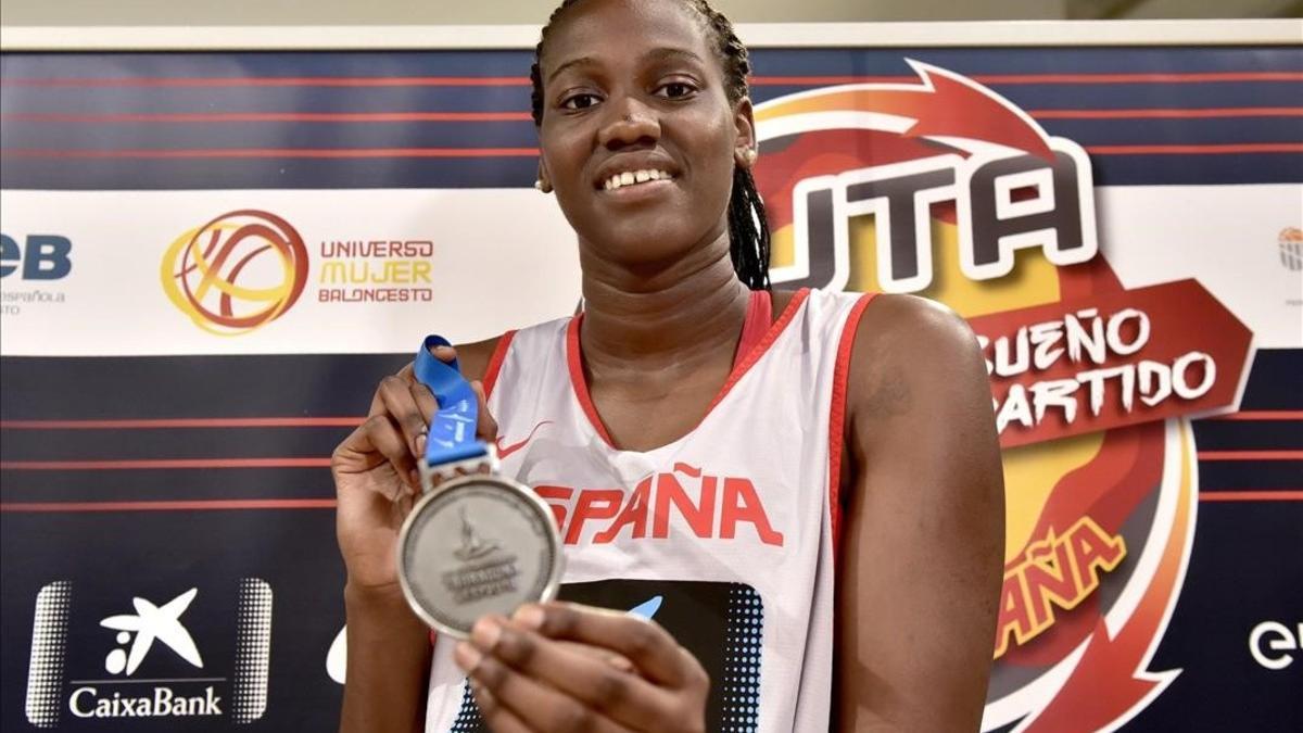 La española Nogaye Lo muestra la medalla de plata del equipo de baloncesto 3x3