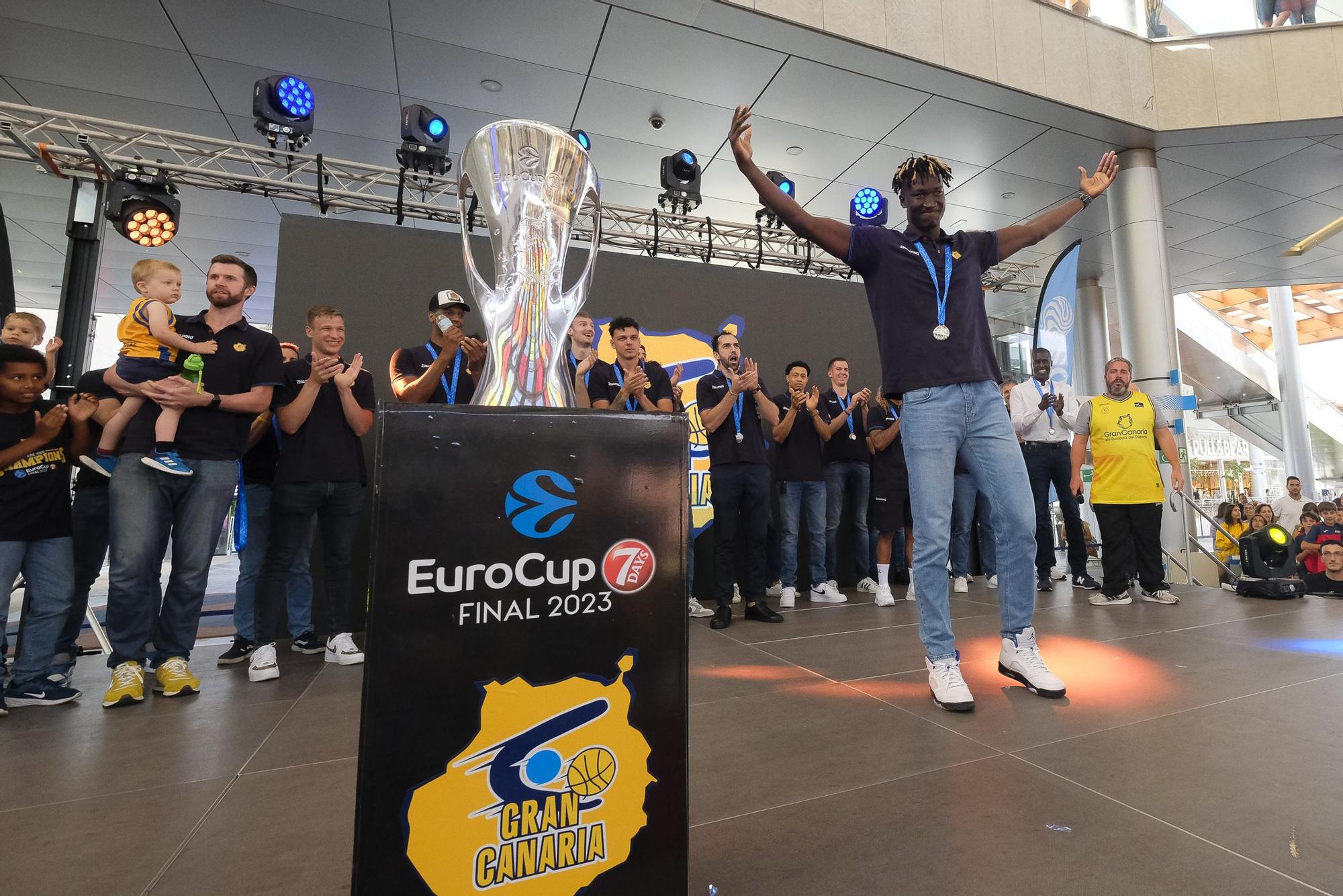 El Granca pasea la copa de campeón de la Eurocup por el CC Alisios