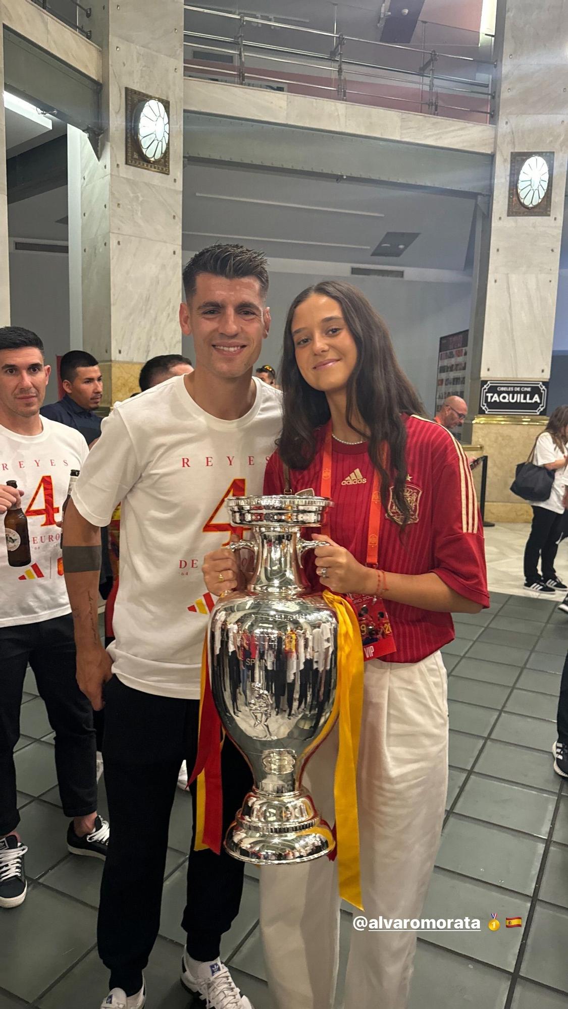 Victoria Federica se hace una foto con Álvaro Morata en Cibeles.