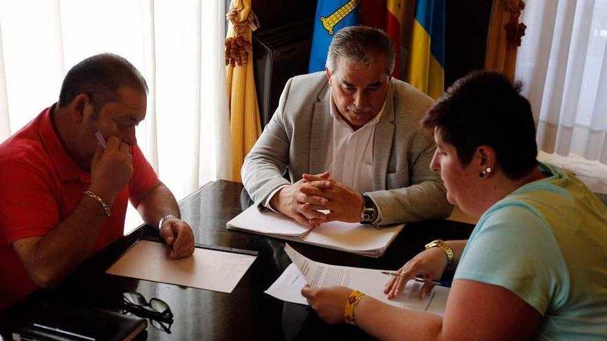 Vecinos reunidos con el alcalde de Mieres, ayer, en el Ayuntamiento.