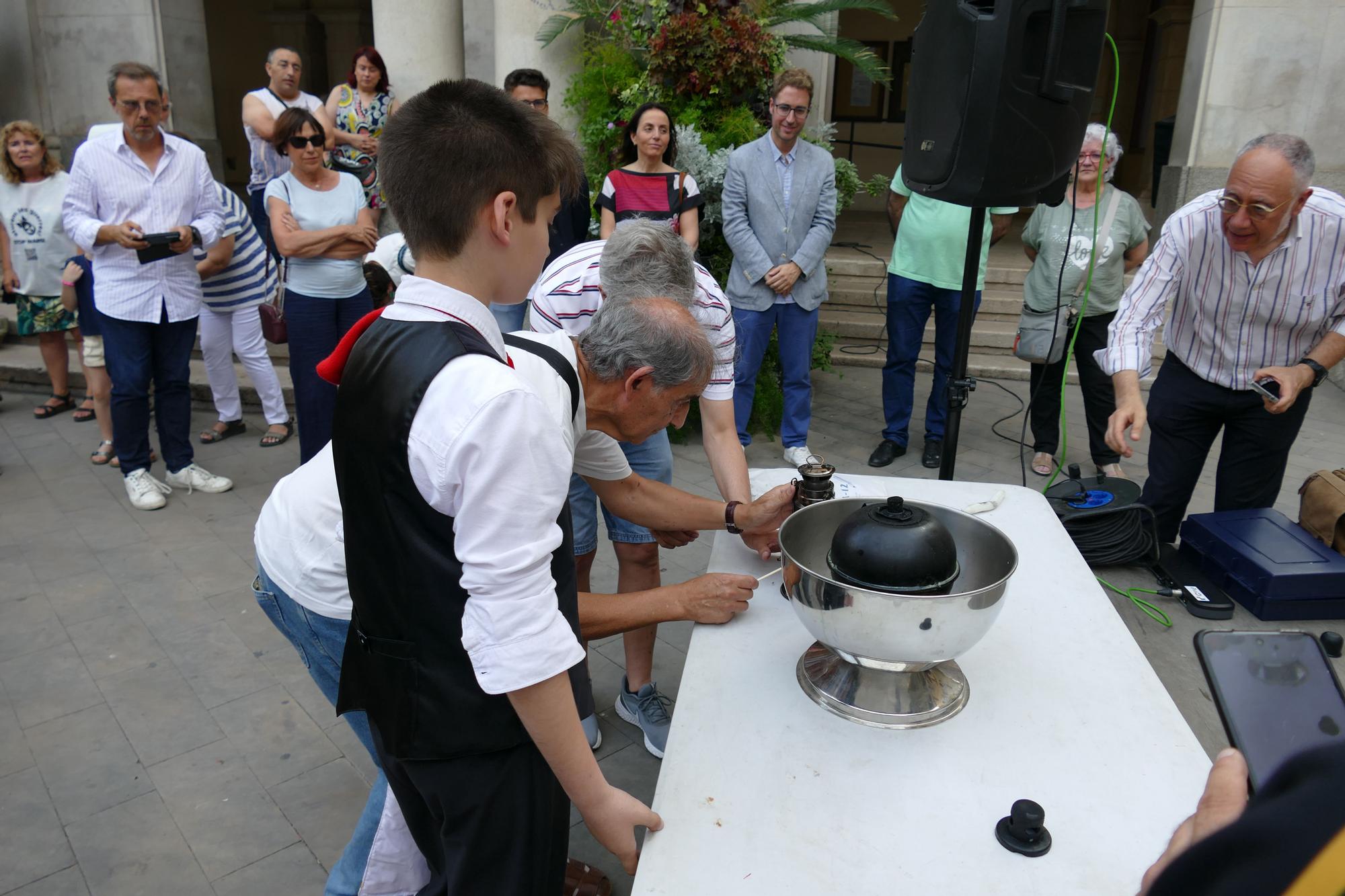 La Flama del Canigó és rebuda a Figueres per desenes de persones