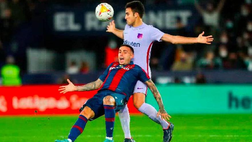 Eric García defiende a Roger durante el Levante-Barça en el &#039;Ciutat de Valencia&#039;