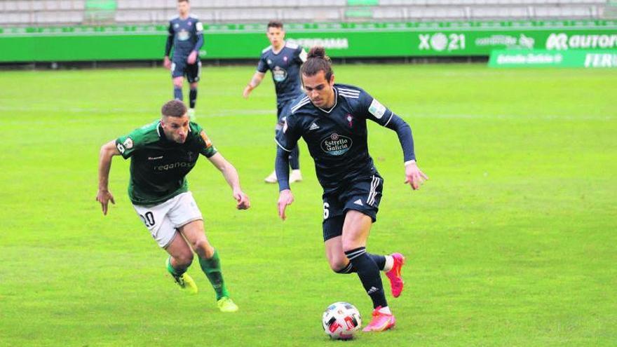 Miguel Rodríguez conduce la pelota perseguido por el racinguista Pep Caballé . | // CANTEIRA CELESTE