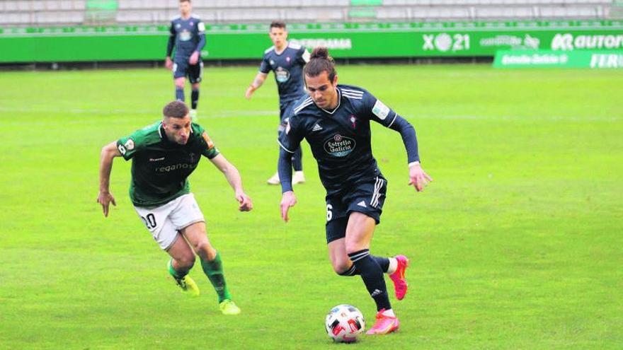 Miguel Rodríguez conduce la pelota perseguido por el racinguista Pep Caballé . |  // CANTEIRA CELESTE