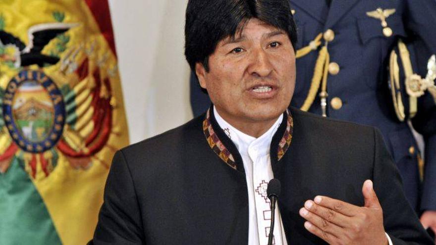 Evo Morales admite que no le gusta leer al firmar la ley que baja los impuestos al libro