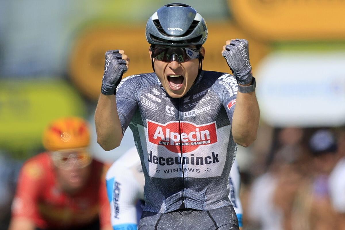 Jasper Philipsen espera su oportunidad en un supuesto sprint