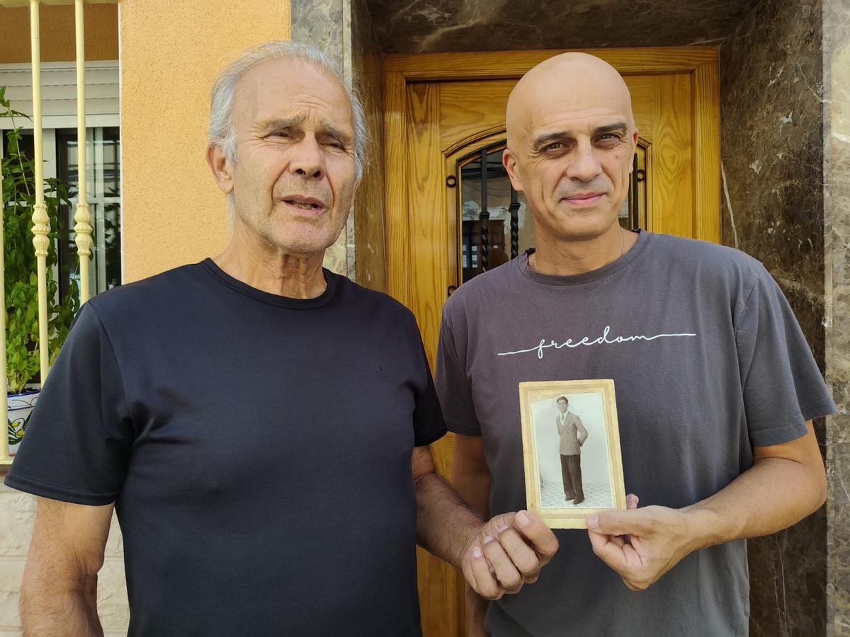 Justo García y su hijo Francisco muestran la foto de José Comes Benavent, tío del segundo.