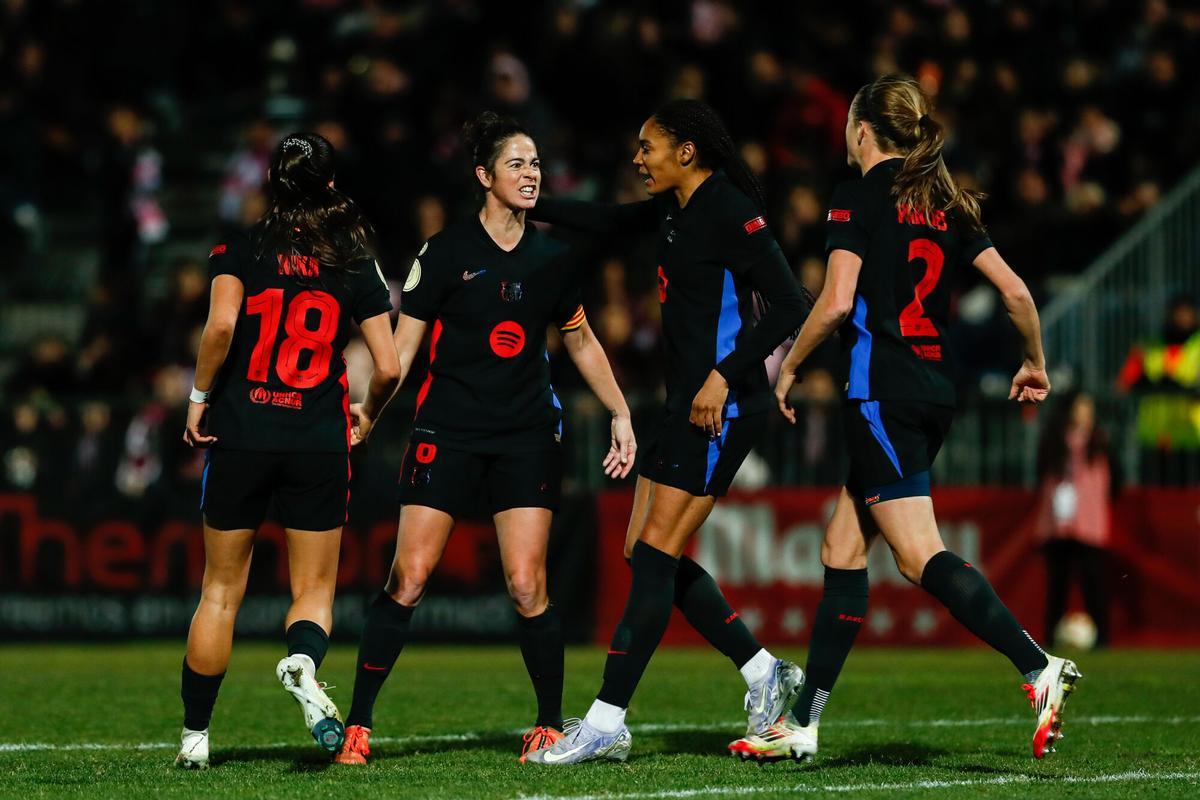 Las jugadoras del Barça celebran con Marta Torrejón uno de sus goles ante el Madrid.