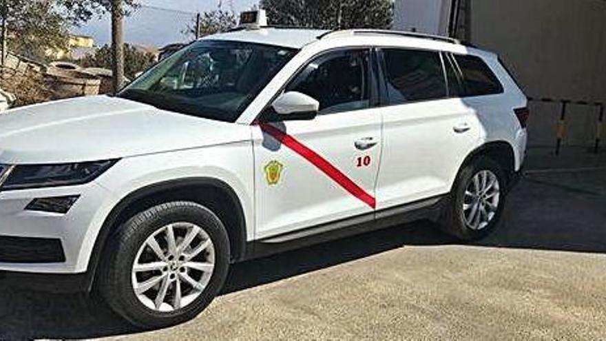 Un taxi de Santa Eulària saliendo ayer de la ITV de Formentera, tras pasar la inspección.