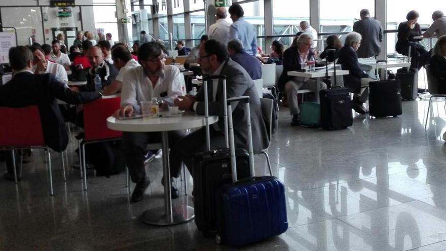 Usuarios del vuelo a Barcelona, esperando en el Aeropuerto.