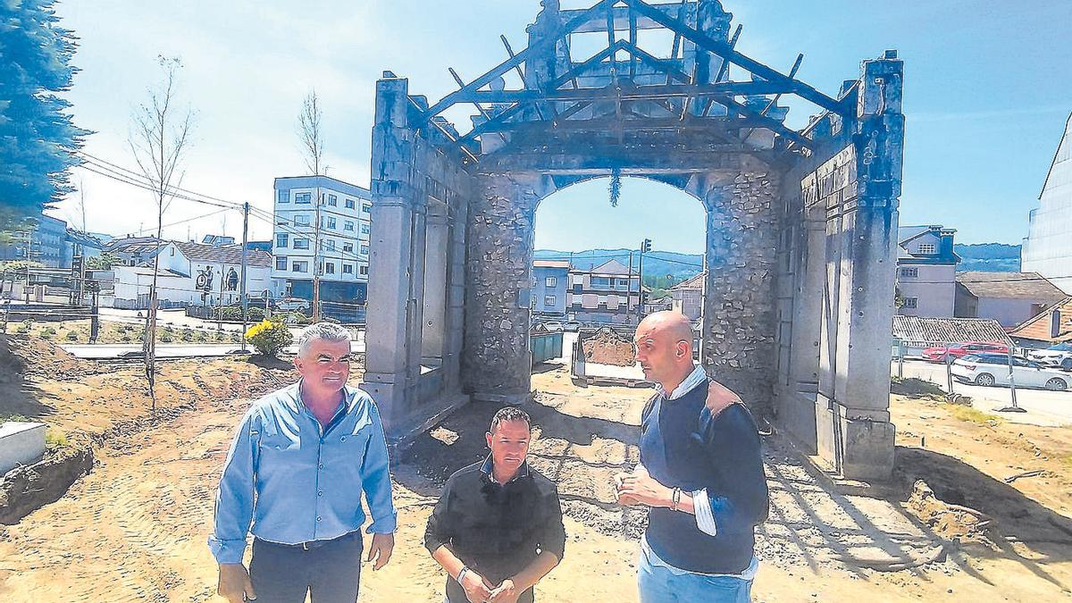 El alcalde Alejandro Lorenzo visita las obras del templete de Palacios junto a dos ediles.