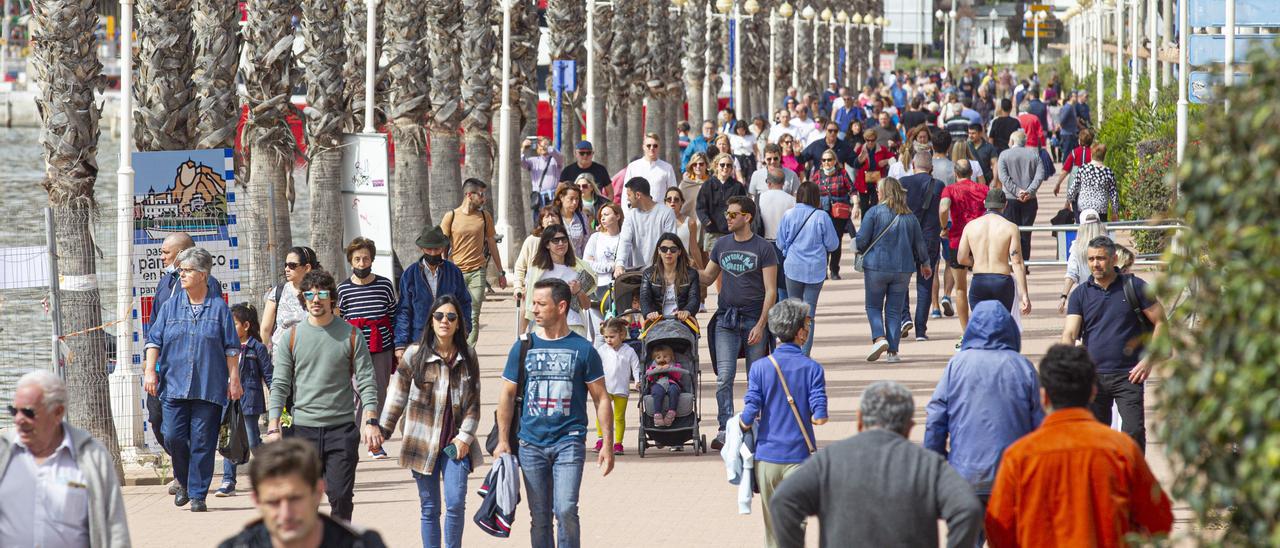 Transeúntes en la ciudad de Alicante.