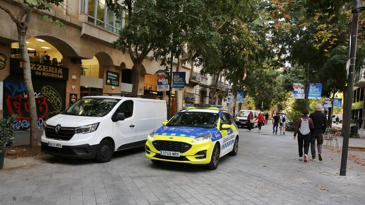 Un coche patrulla de la Guardia Urbana, en Barcelona.