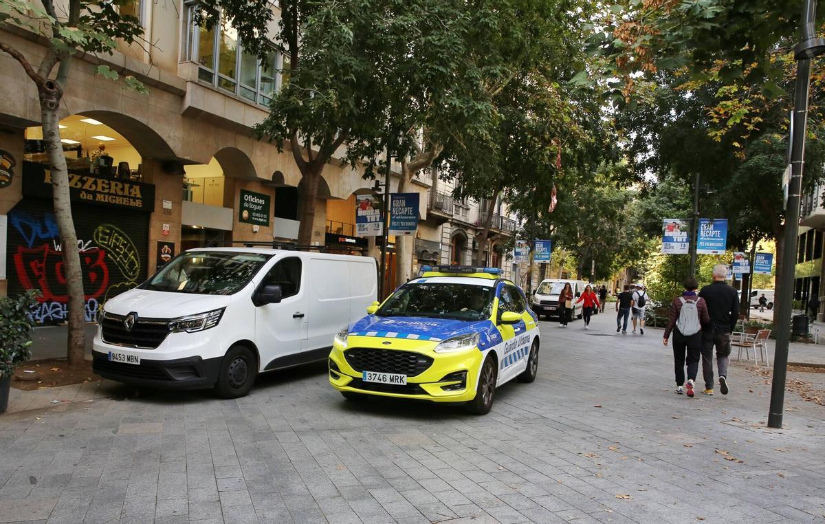La patrulla de la Guardia Urbana, a la altura ya de Pau Claris.
