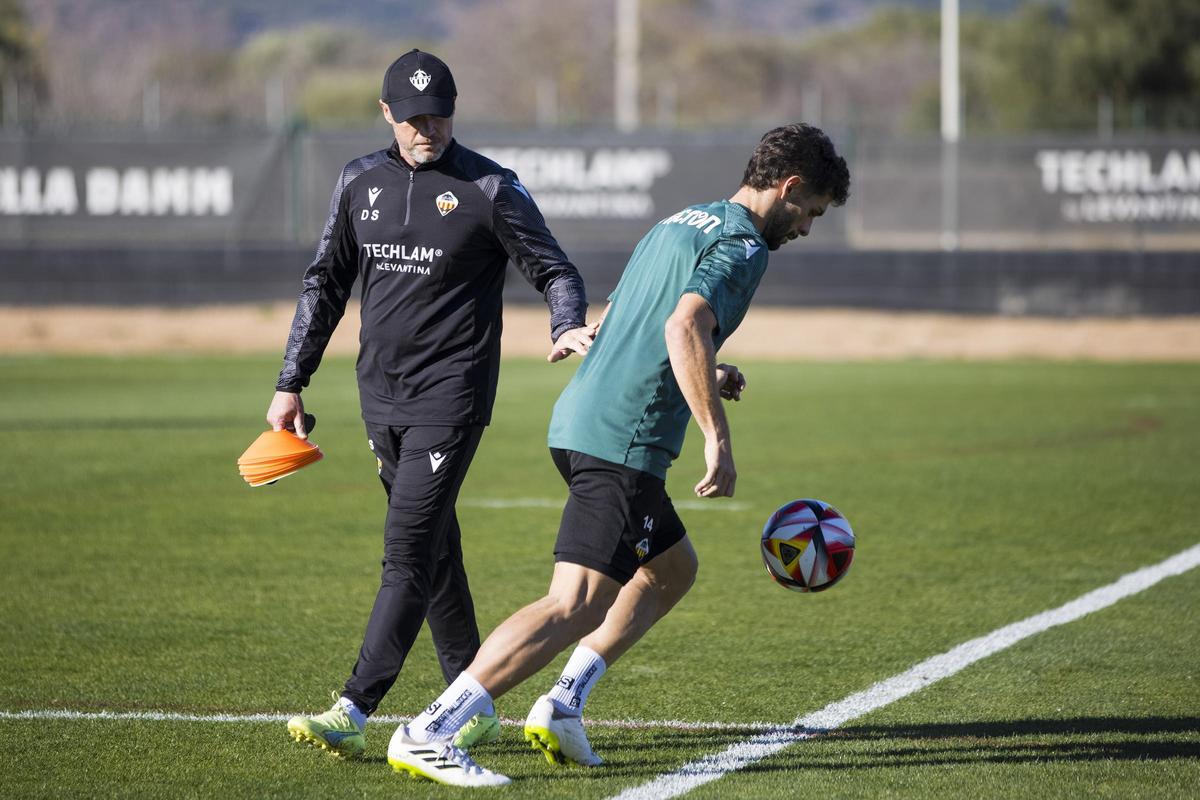 Dick Schreuder da instrucciones a sus jugadores en la sesión.