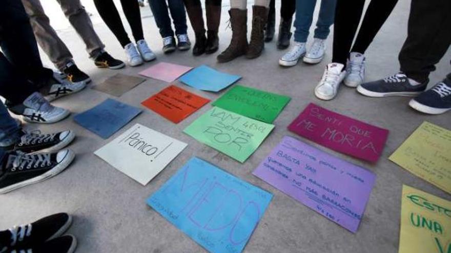 Algunas de las cartulinas que los estudiantes realizaron para protestar contra las prefabricadas.