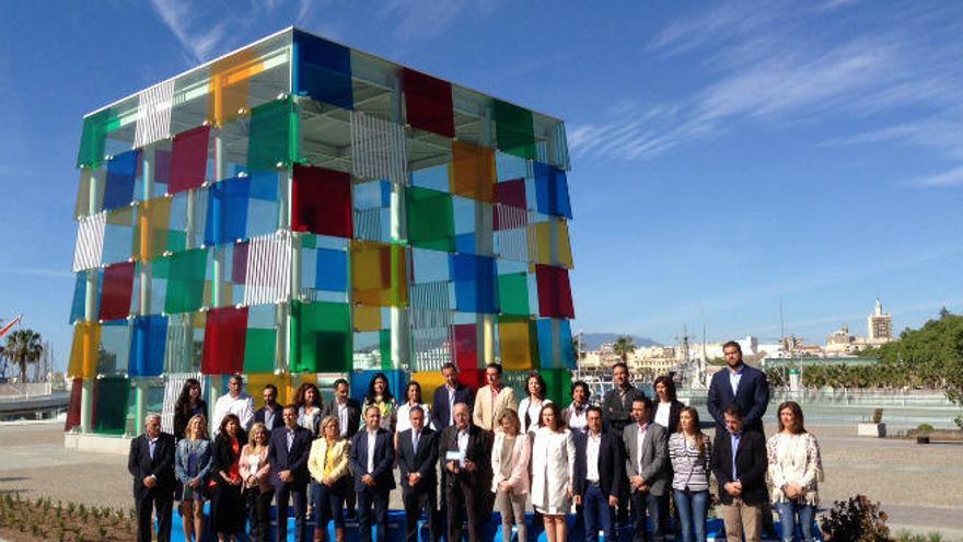 La candidatura al completo se reúne para la fotografía oficial junto al Museo Pompidou.